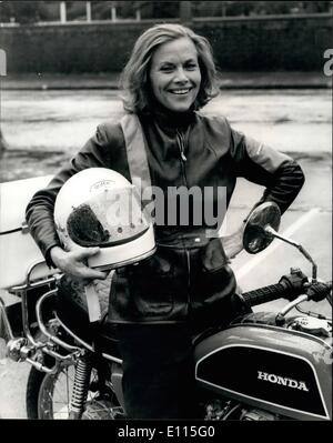 Sept. 09, 1975 - Honor Blackman "Avengers" Ruhm mit ihrem neuen Honda.: Ehre Blackman, Stern das Fernsehen ist "The Avengers" und zahlreiche Film-Spektakel ging zu Garratt-Lane-Autos, ihr eigenes Motorrad Honda CB 200 anzunehmen. Im Einklang mit ihrem Image war sie mit Leder verkleidet. Foto zeigt Ehre Blackman mit ihrem neuesten Honda 200 die sammelte sie in tooting gesehen heute Morgen. Stockfoto