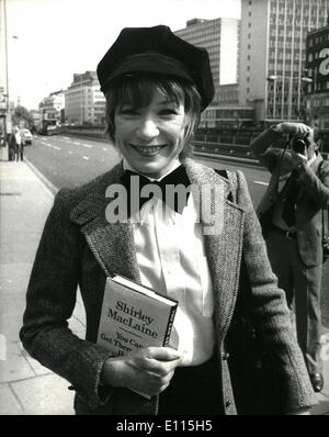 Sept. 09, 1975 - Shirley Maclaine in London für die Vorführung des Films von ihrem Besuch in China und Veröffentlichung ihres Buches.; Shirley Maclaine ist in London im Zusammenhang mit der Veröffentlichung ihres neuen Buches 'Sie können es von hier aus bekommen', eine Geschichte über ihr Leben und ihre Karriere-Erfahrungen. 1973 führte auf Einladung von der Volksrepublik China, Schauspielerin Shirley eine Delegation der "normalen" amerikanischen Frauen aus allen Schichten bei einem Besuch in der Republik Stockfoto