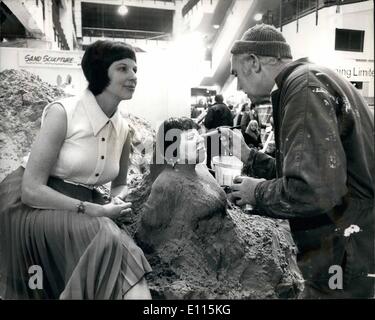 1. Januar 1976 - Sandskulpturen in London Olympia: Sand Bildhauer Fred Darrington war gestern in der Londoner Olympia, wo die Camping Outdoor Urlaub Ausstellung stattfand. 20 Tonnen Sand geleistet wurde für ihn der Küste Bericht Waymouth wo Fred begeistern tausende Urlauber seit vielen Jahren mit seinem Sandskulpturen hat. Foto zeigt australische Schauspielerin Marci Blackshaw Sint für Sand Bildhauer Fred Darrington am Olympia in London gestern. Stockfoto