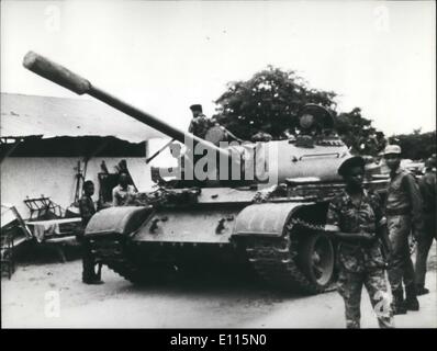 1. Januar 1976 - sowjetische Panzer und Flugzeuge in Aktion in Angola. Foto zeigt einen sowjetischen t-54-Panzer auf der Messe in der angolanischen Hauptstadt Luanda, wo russische Waffen hergestellt wurden in einer Militärparade, inszeniert von der M.P.L.A. Stockfoto