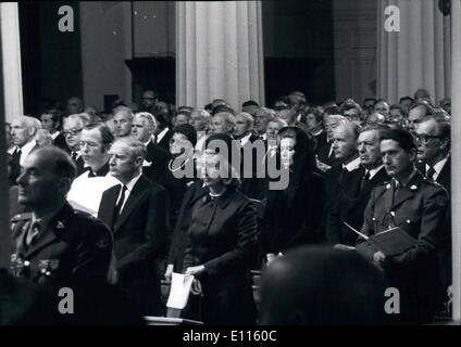 Sept. 09, 1975 - Beerdigung der späten Eamon de Valera.: Prime Minister of Ireland, Liam Cosgrave Mr und Mrs Cosgrave, Mr Jack Lynch, Führer der Opposition und Frau Lynch, Fürstin Gracia Patricia von Monaco, und Lord Killanin, Honorarkonsul für Monaco und aufstrebenden Besucher Stand still im Gebet an die Totenmesse für den späten Eamon de Valera, ehemaliger Präsident der Republik von Irland , am St. Mary's pro-Cathedral, Dublin, heute Stockfoto