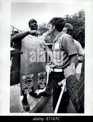 6. Januar 1976 - Yankee Stadium, New York City: ein Anti-Mond-Demonstrator wird Conformated von Anhängern des Reverend Sun Myung Moon außerhalb Yankee Stadium. im Stadion der Reverend Moon hielt seinen Bicentennial Gott segne Amerika Festival. Stockfoto