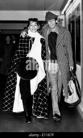 6. Januar 1976; London, England, Vereinigtes Königreich; Irischer Schauspieler PETER O'TOOLE (B. 02.08.1932) und seine Frau, walisische Schauspielerin SIAN PHILLIPS Ankunft in London... (Bild Kredit: KEYSTONE Bilder USA/ZUMAPRESS.com) Stockfoto