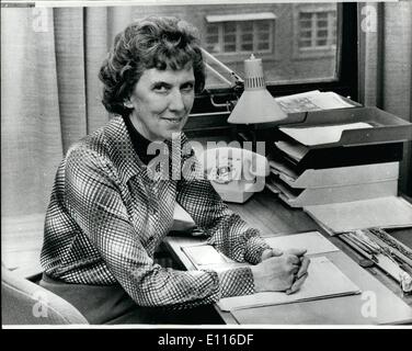 19. Februar 1976 - 19. Februar 1976 Schwedens erste Frau detective Superintendent. Inga-Lisa Emitslof ist Schwedens erste Frau detective Superintendent geworden. Sie arbeitet seit 1949 auf der Polizei in Stockholm aber schloss sich der Force 1947 und wurde stellvertretender Supt. seit 1974. Foto zeigt: Superintendent Inga-Lisa Emitslof an ihrem Schreibtisch in Stockholm gesehen. Stockfoto