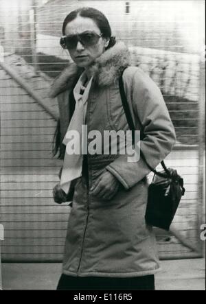 3. März 1976 - 6. Frau Vera Sampson außerhalb des Gefängnisses, wo Nickos Sampson stattfindet. E Stockfoto