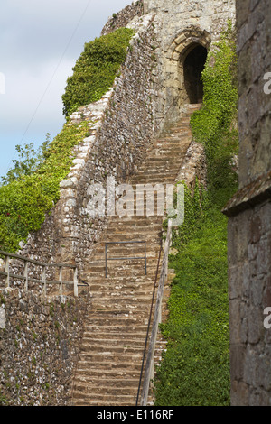 Ein steiler Aufstieg - Schritte auf Carisbrooke Castle, Carisbrooke, Newport, Isle of Wight, Hampshire Großbritannien im Mai Stockfoto