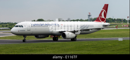 Turkish Airlines Airbus A321-231 Airliner TC-JSA Rollen bei der Ankunft am internationalen Flughafen Manchester England, Vereinigtes Königreich Stockfoto