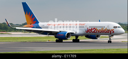 Jet2.com Boeing 757-200 Serie Verkehrsflugzeug G-LSAN Rollen am internationalen Flughafen Manchester England Vereinigtes Königreich UK Stockfoto