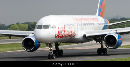 Jet2.com Boeing 757-200 Serie Verkehrsflugzeug G-LSAN Rollen am internationalen Flughafen Manchester England Vereinigtes Königreich UK Stockfoto