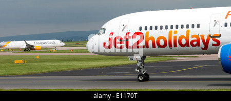 Jet2.com Boeing 757-200 Serie Verkehrsflugzeug G-LSAN Rollen am internationalen Flughafen Manchester England Vereinigtes Königreich UK Stockfoto