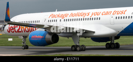 Jet2.com Boeing 757-200 Serie Verkehrsflugzeug G-LSAN Rollen am internationalen Flughafen Manchester England Vereinigtes Königreich UK Stockfoto