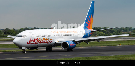 Jet2.com Boeing 737-300 Serie Verkehrsflugzeug G-GDFF Rollen am internationalen Flughafen Manchester England Vereinigtes Königreich UK Stockfoto