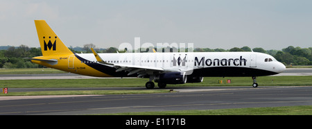 Monarch Airlines Airbus A320-200-Serie Verkehrsflugzeug G-ZBAM des Rollens bei Manchester Flughafen England Vereinigtes Königreich UK Stockfoto