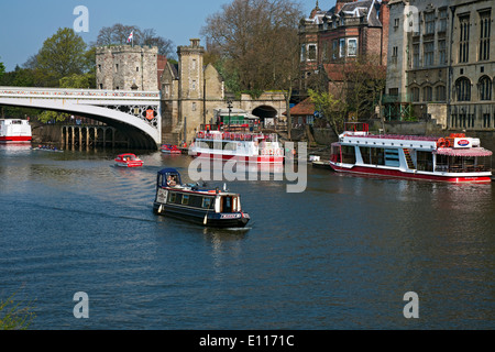 Boote Boot auf dem Fluss Ouse in der Nähe Lendal Bridge in Spring York North Yorkshire England Großbritannien GB Groß Großbritannien Stockfoto