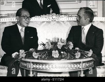 3. März 1976 - King Hussein trifft Japans Premierminister In Tokio: König Hussein von Jordanien im Gespräch mit Ministerpräsident Takeo Miki während letztere der Höflichkeitsbesuch auf den König in der Regierung Pension während des Staatsbesuchs in Japan des Königs und der Königin von Jordanien. Stockfoto