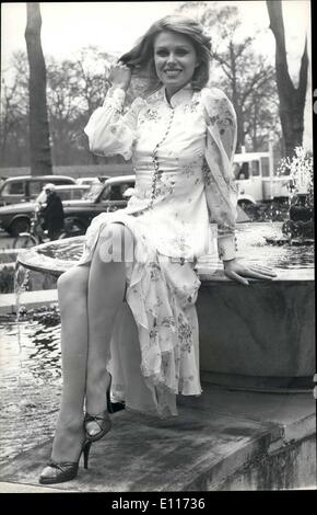 3. März 1976 - Schauspielerin Joanna Lumley ist das neue '' Avengers'' Mädchen: Joanna Lumley, die herrlich geformte, blonde Schauspielerin hat stark gefragten erobert, nachdem Pflaume Hauptrolle in die Rückkehr von the Avengers, Großbritanniens erfolgreichste TV-Serie - anbraten in 120 Ländern und voraussichtlich im April in den Pinewood Studios Dreharbeiten beginnen. Patrick McNee kehrt von seiner Palm Springs nach Hause zu seiner unsterblichen Rolle als John Steed neu zu erstellen, und Gareth Hunt, die derzeit in der National Theater-Produktion von Helm Hauptrolle werden Ross einen männlichen partner Stockfoto