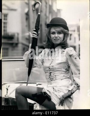 3. März 1976 - Schauspielerin JOANNA LUMLEY IS THE NEW '' AVENGERS'' Mädchen: JOANNA LUMLEY, die herrlich geformte, blonde Schauspielerin erobert der sehr begehrten nach Pflaume Hauptrolle in die Rückkehr von the AVENGERS, Großbritanniens erfolgreichste TV-Serie - gesehen in 120 Ländern und voraussichtlich im April in den Pinewood Studios Dreharbeiten beginnen. Patrick McNee wird wieder von seinem Palm Springs nach Hause zu seiner unsterblichen Rolle als John Steed und Gareth Hunt, die derzeit in der National Theatre Produktion von Hamlet Darsteller ist neu, werden Ross der männlichen partner Stockfoto