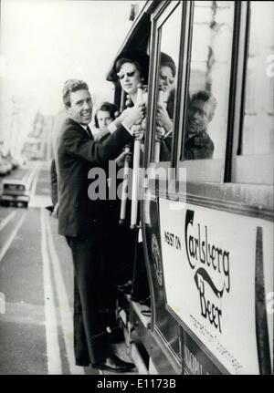 3. März 1976 - Prinzessin Margaret und Lord Snowdon, Teil?: The Queen wird geglaubt, um für Prinzessin Margaret und Ohr Snowdon trennen Sie eingewilligt haben. Prinzessin Margaret, der 45, heiratete Fotografen Tony Armstrong - Jones, später Lord Snowdon, am 6. Mai - 1960. Foto zeigt The Earl Snowdon hängt an der Handlauf einer Seilbahn wie Prinzessin Margaret blickt. Das Bild wurde 1965 aufgenommen, wenn das Paar einen Besuch San Francoise bezahlt. Stockfoto