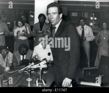 3. März 1976 - Lord Snowdon macht eine emotionale Aussage vor der Presse In Australien: Lord Snowdon brach zusammen und weinte heute nach einer emotionalen Aussage über das Auseinanderbrechen seiner Ehe an Prinzessin Margaret. Sein Gesicht war traurig, als er seine Aussage Zeitungsmänner an Sydneys Zentrum Punkt vorlesen und gezogen. Foto zeigt ein trauriges Gesicht Lord Snowdon den Tisch verlässt nach macht seine Aussage in Sydney, Australien, heute Stockfoto