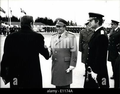 3. März 1976 - der Staatsbesuch des Präsidenten Josip Broz Tito aus Jugoslawien Ankunft in Stockholm International Flughafen Arlanda, begrüßte der Präsident seine Majestät König Carl XVI. Gustaf von Schweden und Premierminister Olof Palme. Stockfoto