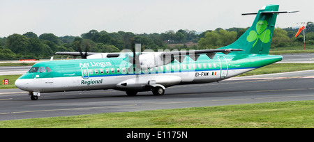 Aer Arann Betrieb in Aer Lingus Regional Airlines Farben ATR 72-600 Verkehrsflugzeug EI-FAW Rollen am Flughafen Manchester England UK Stockfoto