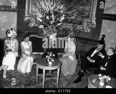 Schauspielerin Sophia Loren plaudert mit Grace Kelly am ball Stockfoto