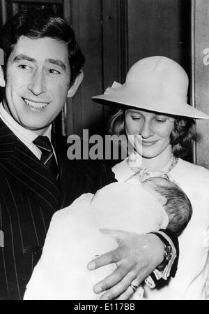 Prinz Charles hält seinem Patenkind Stockfoto