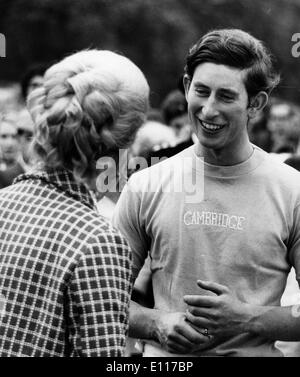 Prinz Charles chats nach siegreichen Polospiel Stockfoto