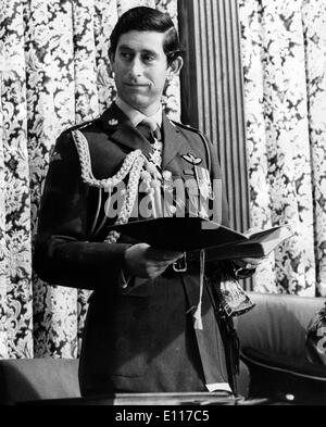 Prinz Charles liest ein Buch in uniform Stockfoto