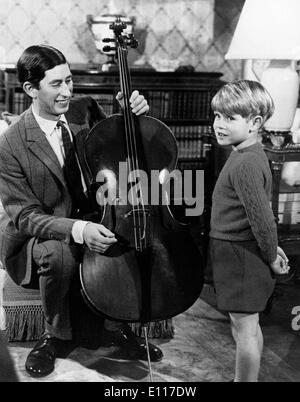 Prinz Charles spielt Cello für Prince Edward Stockfoto