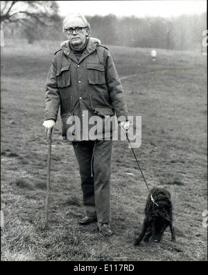 25. März 1976 - Michael Foot '' Roxy'' nimmt seinen Hund für einen Morgenspaziergang: Foto zeigt Micheal Foot einer der Anwärter im Rennen für die Premier League zu Fuß seinen Hund '' Roxy'' auf Hampstead Heath heute Morgen gesehen ist. Stockfoto