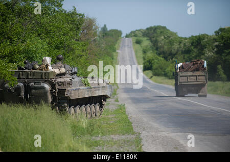 Donezk. 21. Mai 2014. Foto aufgenommen am 21. Mai 2014 zeigt eine bewaffneten Fahrzeug an einem Kontrollpunkt in der Nähe von Donetsk, Ukraine. Etwa 800 Soldaten der Ukraine haben mehrere Kontrollpunkte um Donezk eingerichtet, um die Straße von Donezk an der Grenze zu Russland am Mittwoch zu sichern. Das ukrainische Außenministerium am Mittwoch forderte Russland seine Bemühungen, die Krise in der Ostukraine verstärken. Bildnachweis: Dai Tianfang/Xinhua/Alamy Live-Nachrichten Stockfoto