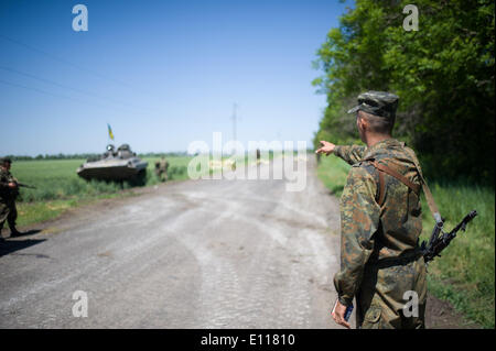 Donezk, Ukraine. 21. Mai 2014. Soldaten bewachen an einem Kontrollpunkt in der Nähe von Donetsk, Ukraine, 21. Mai 2014. Etwa 800 Soldaten der Ukraine haben mehrere Kontrollpunkte um Donezk eingerichtet, um die Straße von Donezk an der Grenze zu Russland am Mittwoch zu sichern. Das ukrainische Außenministerium am Mittwoch forderte Russland seine Bemühungen, die Krise in der Ostukraine verstärken. Bildnachweis: Dai Tianfang/Xinhua/Alamy Live-Nachrichten Stockfoto