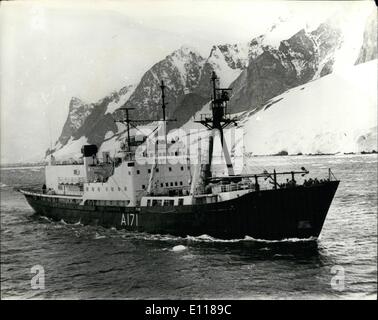 4. April 1976 - ist HMS Endurance Köpfe für Home aus der Antarktis gesehen unterwegs für Zuhause von der Antarktis der Royal Navy 2.640 - Tonne Eis Patrouillenschiff HMS Endurance. Sie kommen zurück in das Vereinigte Königreich im Mai, früher das dänische Schiff, Anita Dan'', Ausdauer wurde 1967/68 umgebaut und ist jetzt mit der neuesten hydrographischen GPS-Ausrüstung ausgestattet. Sie unterstützt britische Interessen in der Antarktis und des British Antarctic Survey, seine wissenschaftliche Forschungsprogramm durchzuführen, hat sie eine Ergänzung von 118. Stockfoto