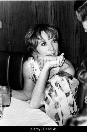 19. April 1976; New York, NY, USA; Schauspielerin SHIRLEY MACLAINE wurde am 24. April 1934 in Richmond, Virginia, und die Schwester von Schauspieler Warren Beatty geboren, sie begann ihre Karriere am Broadway und eine laufenden 50-jährigen Karriere hat. . (Bild Kredit: KEYSTONE Bilder USA/ZUMAPRESS.com) Stockfoto