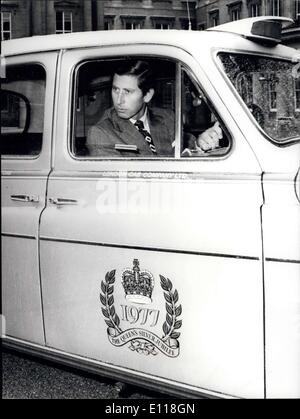 20. April 1976 - Prinz Charles treibt Silver Jubilee Cab: The Jubilee Cab versteht sich als eine loyale Geste aus dem London-Taxi-Handel, HM The Queen anlässlich ihrer silbernen Jubiläums. Es funktioniert wie ein gewöhnlicher lizenzierte Flotte Cab in London, aber werden für Jubiläen und andere besondere Anlässe das ganze Jahr zur Verfügung. Foto zeigt Prinz Charles am Steuer der Silberjubiläum Kabine am Buckingham Palace, gestern. Stockfoto