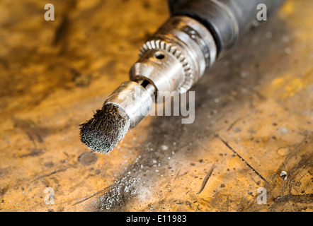 Handwerker, Nicole & Harry Hansen, Sterling & Stahl, erstellen original Sterling Silber und Eisenstücke. Werkzeuge in der Werkstatt. Stockfoto