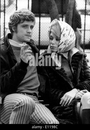 Mireille Darc und Carlo de Mejo Filmszene Stockfoto