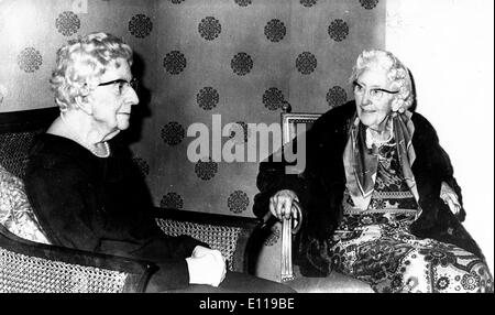 Dame Agatha Christie mit sich selbst im Wax museum Stockfoto