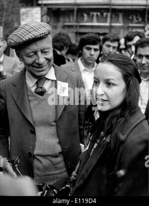 30. April 1976 - Rom, Italien - (Foto) LUIS CORVALAN (Luis Alberto Corvalan Castillo) ist ein chilenischer Politiker, dem ehemaligen Generalsekretär der kommunistischen Partei von Chile (PCC). Er wurde von dem Pinochet-Regime verhaftet und wurde 1973 ein politischer Gefangener. Der UdSSR im Jahr 1976 für seine Freilassung und Exil angeordnet. Nach dem Ende der Pinochet Diktatur kehrte er nach Chile zurück. Bild: VIVIANA CORVALAN, Recht, in Rom, die Freilassung ihres Vaters, mit italienischen kommunistischen Politiker GIANCARLO PAJETTA suchen. Stockfoto