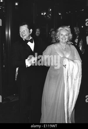 Tänzer Donald O'Connor bei Premiere mit Frau Gloria Stockfoto