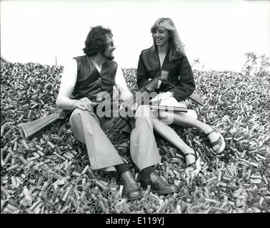 22. Mai 1976 - Mai 22. 1976 den Sport Championships of Great Britain. Die Mann und Frau Veranstaltung in Sporting Championships of Great Britain fand gestern auf dem Gelände der West London schießen in Northolt, Middx. Foto zeigt: Mr. und Mrs Florent sitzen auf einem Berg von abgebrannten Patronen nach der Teilnahme an den sportlichen Meisterschaften in Northolt gestern. Stockfoto