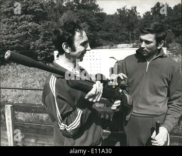 6. Juni 1976 - Großbritannien gegen UdSSR In Pre - Olympic Shooting Match bei Bisley: Ein Pre-olympic Shooting Match zwischen Großbritannien und der Sowjetunion, organisiert von der nationalen klein - Bohrung Rifle Association fand heute bei Bisley. Dies ist nur das zweite Mal Thet, die das russische Gewehr und Pistole schießen Team in diesem Land seit den Olympischen Sommerspielen 1948 erschienen sind. Foto zeigt, dass Dr. John Anthony, der Großbritannien-Team untersucht die Deutsch - Waltmer, 22 lange Gewehr Secha Gazov der russischen Mannschaft während des Spiels bei Bisley heute gemacht Stockfoto