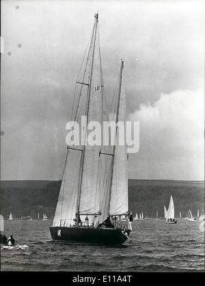 6. Juni 1976 - Beginn des fünften Einhand transatlantischen Regatta: die spektakulärste Flotte von ein-Mann-Yachten von Plymouth von Samstag, 5. Juni, begann für die fünfte Beobachter Einhand Transatlantic Race von 3,00-Meilen nach Newport, Rhode Island. Es wurden 125 Yachten das Rennen. Foto zeigt die französische yacht Pen Duick VI, segelte durch Eric Tabarly, bald nach dem Start des Rennens am Plymouth abgebildet. Stockfoto