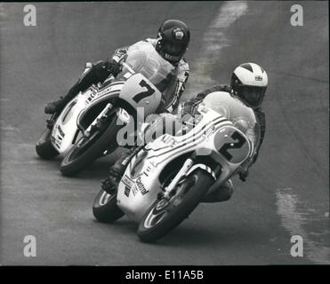 6. Juni 1976 - schlägt Phil Reed Barry Sheene im großen Rennen in Brands Hatch. Foto zeigt Phil Read (No2) Reiten ein Suzuki 500 Leds Barry Sheene (7) auch auf einer Suzuki im ShellSport 500 Rennen in Brands Hatch gestern lesen gewonnen. Stockfoto