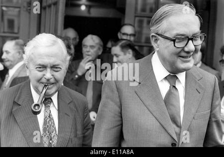 Premierminister James Callaghan mit Harold Wilson Stockfoto