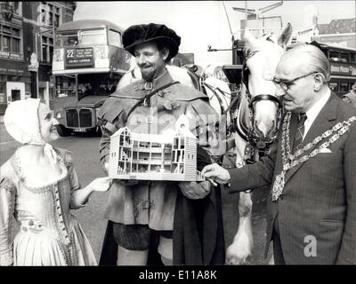 Sept. 30, 1976 - ein Modell der Großbritanniens erste Theater übergeben an den Bürgermeister von SOUTHWARK. Foto zeigt: BARBARA DARCY und KENNETH BARRON, der das Weltzentrum für Shakespeare Studien, Stadtrat GEORGE SILVER, Bürgermeister von Hackney, ein Modell des Großbritanniens erste Theater, das ursprüngliche elisabethanischen Globe erhalten, bevor es von Pferden aufgenommen wurde gezeichnet Dray, Globe Playhouse auf Londoner Bankside gestern. Das Modell, das in Hackney Festival Ausstellung angezeigt worden war, wurde später Bürgermeister von Southwark durch Stadtrat Silber übergeben. Stockfoto