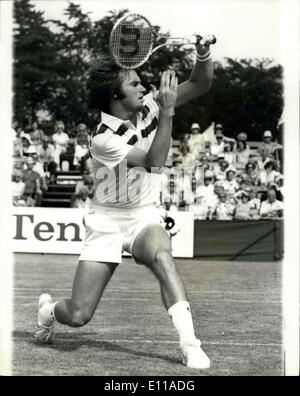 9. Juni 1976 - The-Robertson-Cup-Tennis-Turnier in Beckenham Foto zeigt: Jimmy Connors (USA) im Spiel gegen O. Bengtson (Schweden) im Herreneinzel heute. Stockfoto