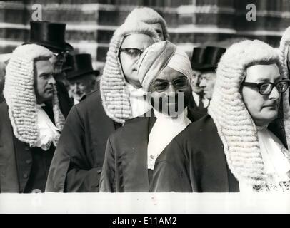 10. Oktober 1976 - Richter besonderen Service In Westminster Abbey, um Mark The Beginning von The Michaeli Gesetz Sitzungen Foto zeigt:-ein Kontrast in Kopf-Abnutzung als Queens Counsel, Preetam Singh, Spaziergänge in der Prozession der Richter von Westminster Abbey nach dem Gottesdienst. Stockfoto
