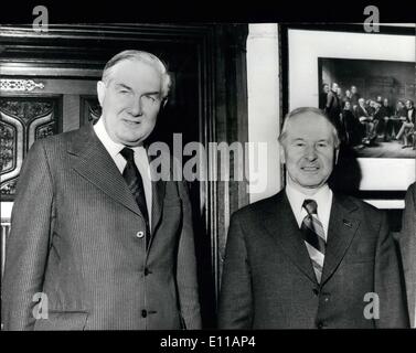 10. Oktober 1976 - trifft BORIS PONOMAREV Herr CALLAGHAN AT das HOUSE OF COMMONS. Boris Ponomarev, die 71 Jahre alten stalinistischen Hardliner Russlands sogenannte '' Terror Chef '' an der Niederschlagung des Ungarn und der Tschechoslowakei, kam in London zu einem sechstägigen Besuch auf Einladung des Bundesvorstandes der Labour-Partei beteiligt. Foto zeigt: Premierminister JAMES CALLGHAN mit BORIS PONOMAREV abgebildet, wenn die beiden Männer in das House Of Commons gestern getroffen. Stockfoto